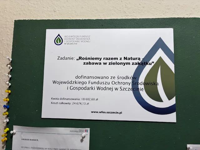 Dzieci podczas zajęć ekologicznych w zielonym zakątku