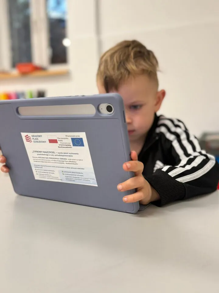 Dzieci pracują przy monitorze interaktywnym